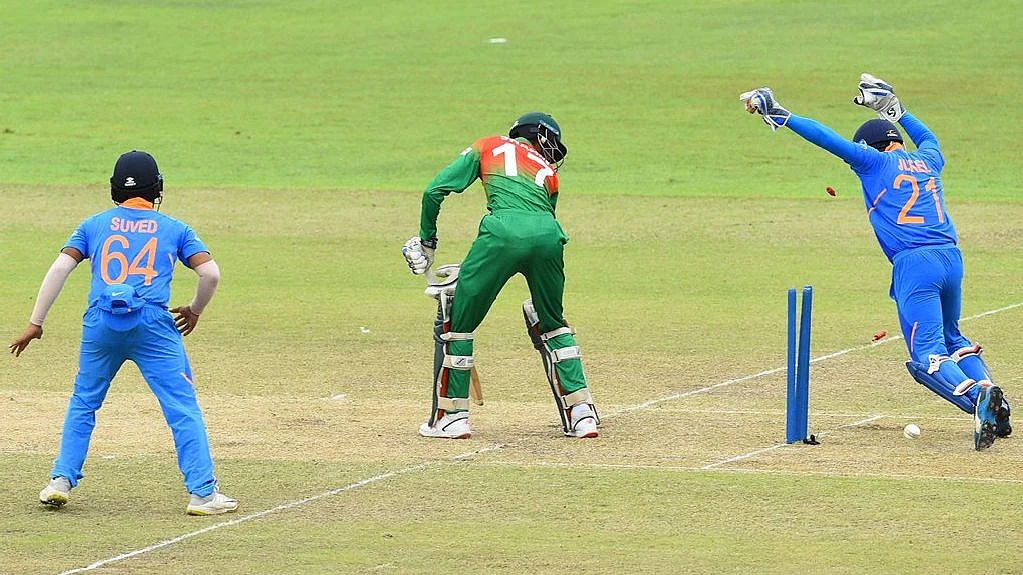 Chasing a small target of 107, skipper Akbar Ali (23) and Mrittunjoy Chowdhury (21) kept Bangladesh in the hunt.