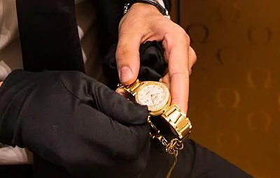 GENEVA, Aug. 21, 2015 (Xinhua) -- A salesman prepares a watch for customer in an Omega shop in Geneva, Switzerland, Aug. 21, 2015. Swiss made watches