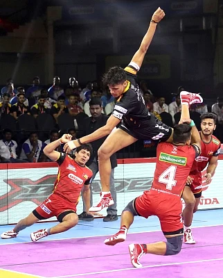 Bengaluru: Players in action during Pro Kabaddi Season 7 match between Bengaluru Bulls and Telagu Titan at Kanteerava Stadium in Bengaluru on Sep 6, 2019. (Photo: IANS)