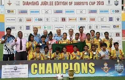New Delhi: Deputy Chief of the Air Staff, Air Marshal VR Chaudhari with winners of the Final match of Junior Girls (U-17) category of Diamond Jubilee edition of Subroto Cup International Football Tournament 2019, at Dr. Ambedkar Stadium, in New Delhi on Sep 6, 2019. (Photo: IANS/PIB)