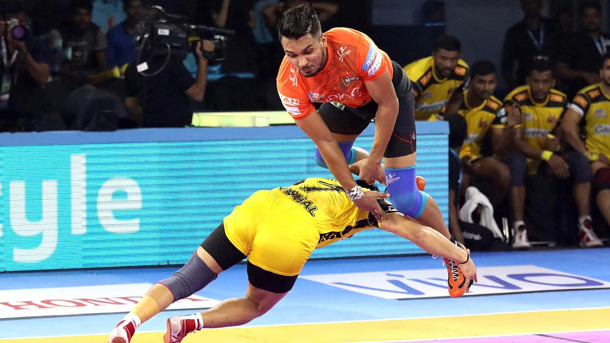 On the back of a two-match ‘Super 10’ streak, Abhishek Singh and Deshwal then helped the Mumbai side reduce Titans to just one player.