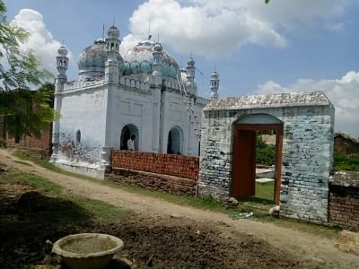 While on many occasions, the situation of communal tensions between Hindus and Muslims in different areas has become common, a village in Nalanda district of Bihar is still presenting an example of Hindu-Muslim unity. You will be surprised to know that not a single Muslim family lives in this village, but Namaz is offered here five times a day at a mosque that is taken care of by the people of Hindu community.
