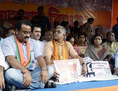 Kolkata: West Bengal BJP workers led by state party president Dilip Ghosh stage a sit-in demonstration against the alleged attack on BJP MP Arjun Singh, in Kolkata on Sep 2, 2019. (Photo: IANS)