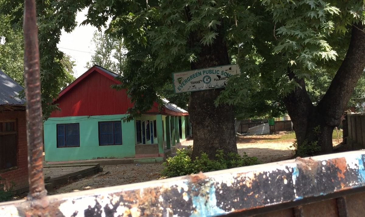 Along Srinagar-Shopian route, many shopkeepers are keeping shutters down due to peer pressure & militant threats.
