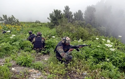 Kupwara: Indian soldiers retaliate as Pakistani troops breach ceasefire at the Line of Control in Nowgam Kupwara sector of Jammu and Kashmir