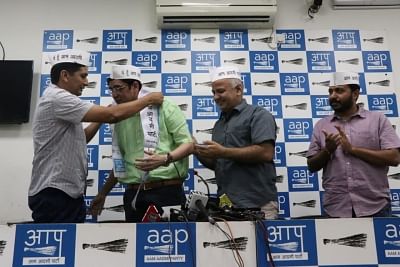 New Delhi: Weeks after quitting Congress, former Jharkhand Pradesh Congress Committee chief Ajoy Kumar joins AAP in the presence of Delhi Deputy Chief Minister Manish Sisodia, in New Delhi on Sep 19, 2019. (Photo: IANS)