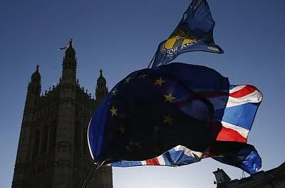 LONDON, Jan. 22, 2019 (Xinhua) -- Photo taken on Jan. 22, 2019 shows the EU flags and UK flag (Union Jack flag) outside the Houses of Parliament in London, Britain. British Prime Minister Theresa May said on Monday that she would not back a no-deal Brexit or delay the country