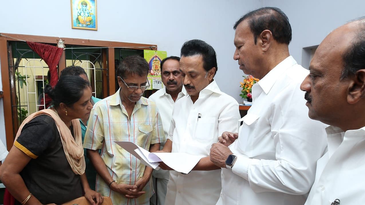 DMK President MK Stalin visited the family of 23-year-old Chennai techie Subhasri, who was killed after an illegal flex board fell on her.&nbsp;