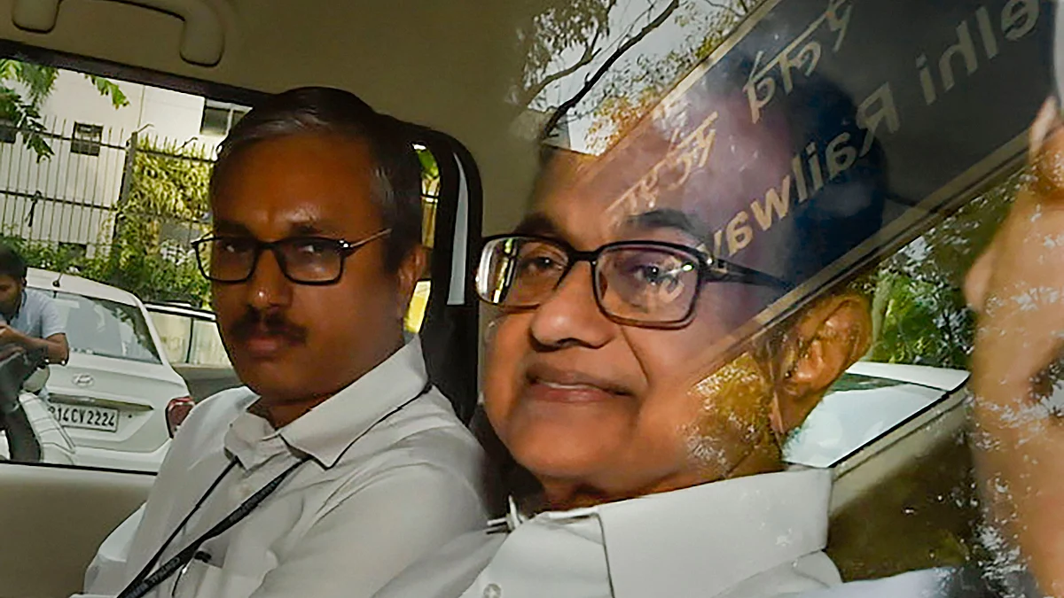 Chidambaram being taken to a Delhi court.