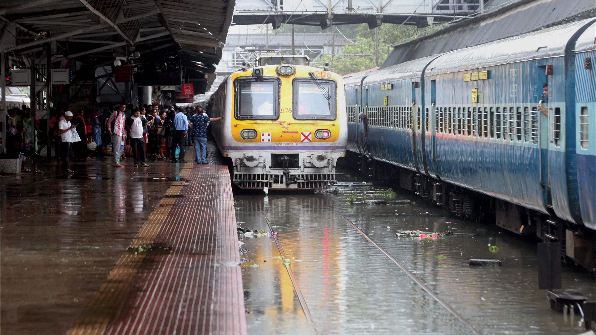 Дей на поезд. Поезд Мумбаи Ченнаи. Индусы на поезде. India Railway Station. Мумбаи Индия.