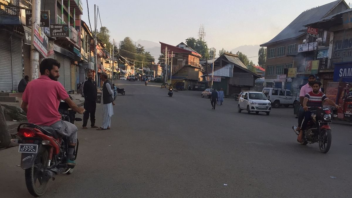 Peer Pressure, Militant Threats Enforcing Civil Curfew in Kashmir?