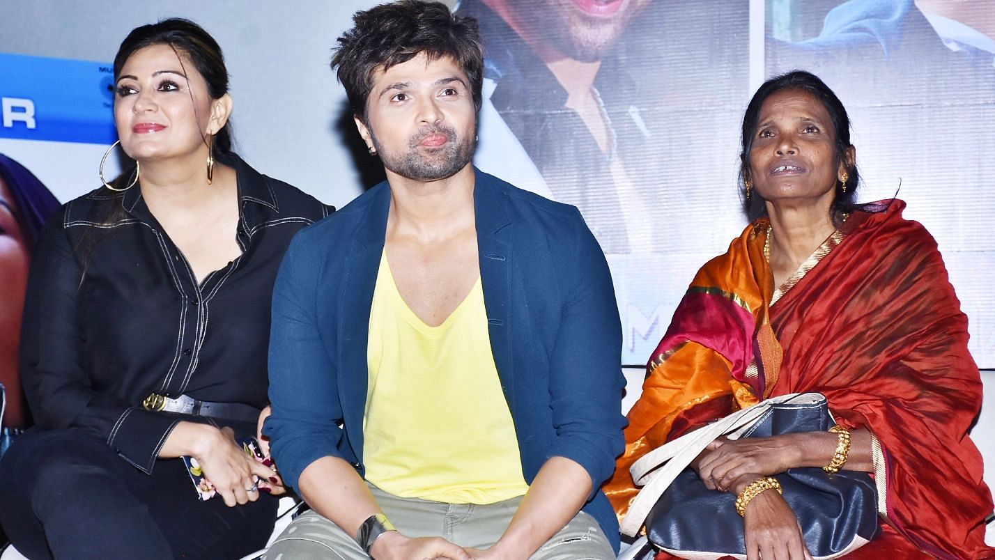 Ranu Mondal, Himesh and wife Sonia interact with the audience.