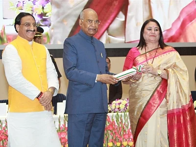New Delhi: President Ram Nath Kovind presents 2019 National Award to Teachers to Manju Rana, Principal of Seth Anandram Jaipuria School in Uttar Pradesh