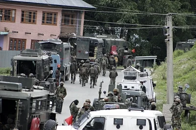 Anantnag: An Indian army major and a militant were killed and three soldiers including another major injured in a gunfight between security forces and militants in Jammu and Kashmir