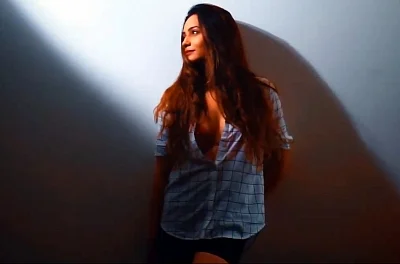 Actress Samikssha Batnagar has lent her voice to a cover version of "Isharon isharon mein dil lene wale" from the movie "Kashmir Ki Kali", originally rendered by legendary singers Asha Bhosle and Mohammed Rafi.