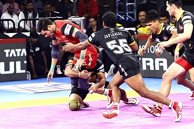 Bengaluru: Players in action during Pro Kabaddi Season 7 match between Bengaluru Bulls and Telagu Titan at Kanteerava Stadium in Bengaluru on Sep 6, 2019. (Photo: IANS)