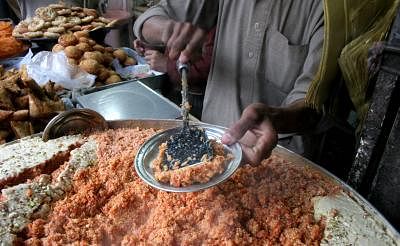 (150107) -- PESHAWAR, Jan. 7, 2015 (Xinhua) -- A Pakistani vendor prepares sweet dessert locally called "carrot halwa" or "gajerela" in northwest Pakistan