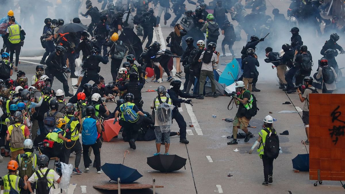 Police clash with protesters in Hong Kong on 29 September.&nbsp;