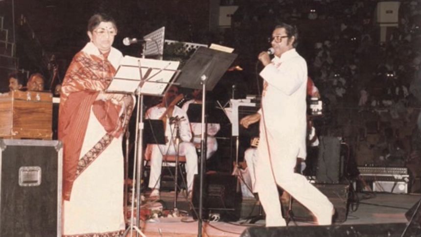 Lata Mangeshkar and Kishore Kumar at a stage show.