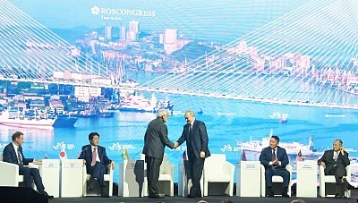New Delhi: Russian President Vladimir Putin greets Prime Minister Narendra Modi at the Eastern Economic Forum (EEF) 2019 in Vladivostok, Russia on Sep 5, 2019. Also seen Japanese Prime Minister Shinzo Abe, Mongolian President Khaltmaagiin Battulga and Malaysian Prime Minister Mahathir Bin Mohamad. (Photo: IANS/PIB)