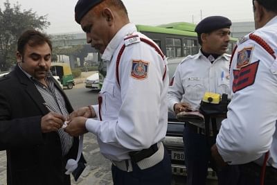 New Delhi: Policemen fine people driving odd numbered cars on the Day-4 of implementation of state government