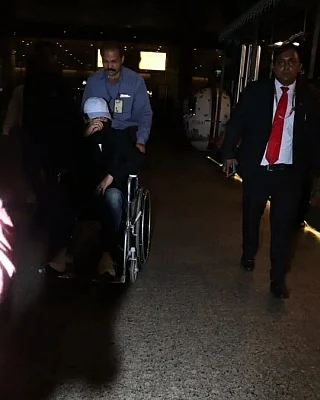 After shooting for his film "Angrezi Medium" in London, actor Irrfan Khan has returned to India. Irrfan was spotted at Mumbai airport on Friday. A lot of pictures are doing the rounds on the Internet in which he is seen hiding his face and using wheelchair to get to his car, reports republicworld.com.
