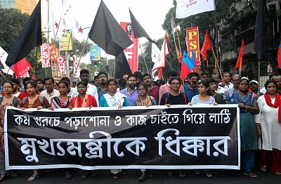 Kolkata: Left activists participate in a rally to protest to against violent police action on students and youth wing activists of the Left parties during Sigur to Nabanna rally; in Kolkata on Sep 14, 2019. (Photo: IANS)