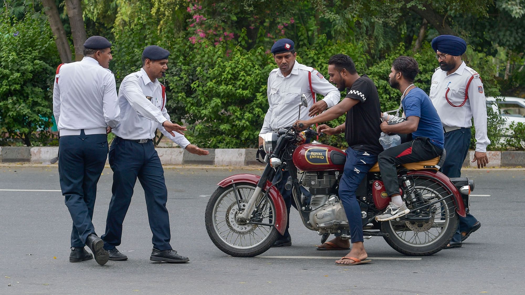 File Photo: Traffic policemen stop a motorcyclist riding without helmet as the newly amended Motor Vehicles Act came into force in New Delhi, on Sunday, 1 September.&nbsp;