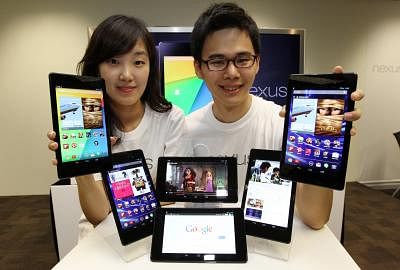 SEOUL, Aug. 26, 2013 (Xinhua/IANS) -- Models pose for photos with Google`s tablet Nexus 7 at a launch event at the Google Korea head office in Seoul, South Korea, Aug. 26, 2013. The Nexus 7 will go on sale on Aug. 28 in South Korea. (Xinhua/Park Jin-hee) ****Authorized by ytfs****