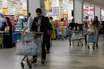 DOHA, June 6, 2017 (Xinhua) -- People buy food at a supermarket in Doha, capital of Qatar, on June 6, 2017. Bahrain, the United Arab Emirates and Yemen joined Saudi Arabia and Egypt in severing relations with gas-rich Qatar, with Riyadh accusing Doha of supporting groups, including some backed by Iran. (Xinhua/Nikku/IANS)