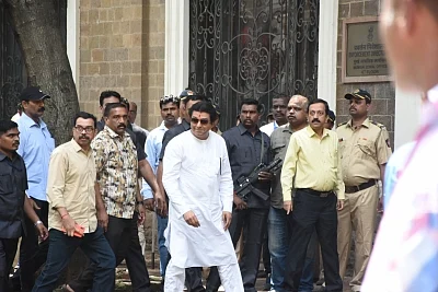 Mumbai: Maharashtra Navnirman Sena (MNS) President Raj Thackeray arrives to appear before the Enforcement Directorate for questioning in a money laundering case pertaining to the beleagured IL&FS, in Mumbai on Aug 22, 2019. (Photo: IANS)