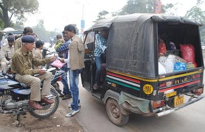 Raipur, Chhattisgarh, India, Wednesday, 2 Jan, 2013, Traffic Police fined to overload auto and vehicles on the first day of Police Road Safety Week at Raipur. ImagesMart.co/Anwar Qureshi