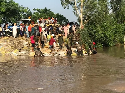 Jalandhar: Eco warrior Sant Balbir Singh Seechewal, who came into the global limelight after reviving the almost dead 160-km-long Kali Bein, a rivulet sacred to the Sikhs, reached up to the flood affected people in the waterlogged villages of Punjab. He, along with his volunteers has been moving in boats from house to house, from dawn to dusk to provide relief material to the affected people and evacuate flood victims. (Photo: IANS)