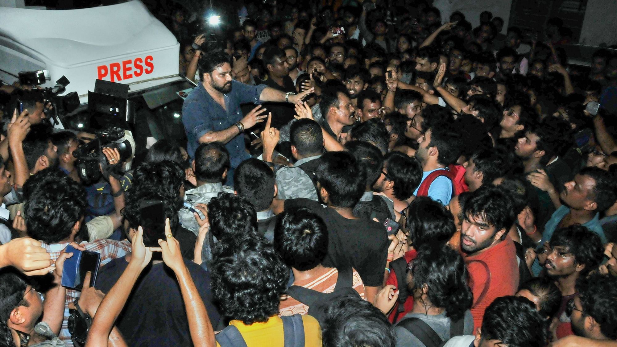 Babul Supriyo heckled by students at Jadavpur University in Kolkata on 19 Sepember.&nbsp;