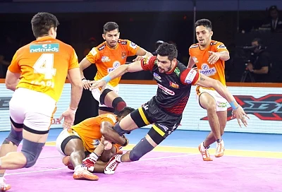 Pune: Players in action during Pro Kabaddi Season 7 match between Puneri Paltan and Bengaluru Bulls at Shree Shiv Chhatrapati Sports Complex in Pune on Sep 20, 2019. (Photo: IANS)
