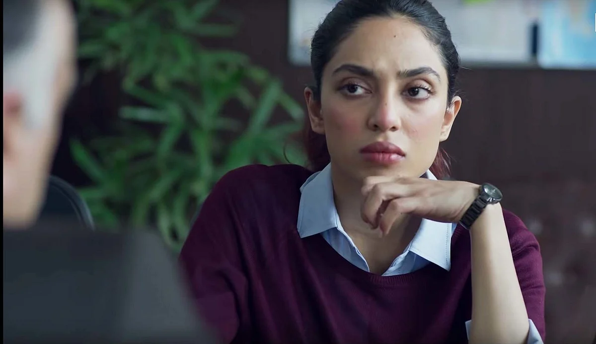 Sobhita Dhulipala as senior analyst Isha Khanna.