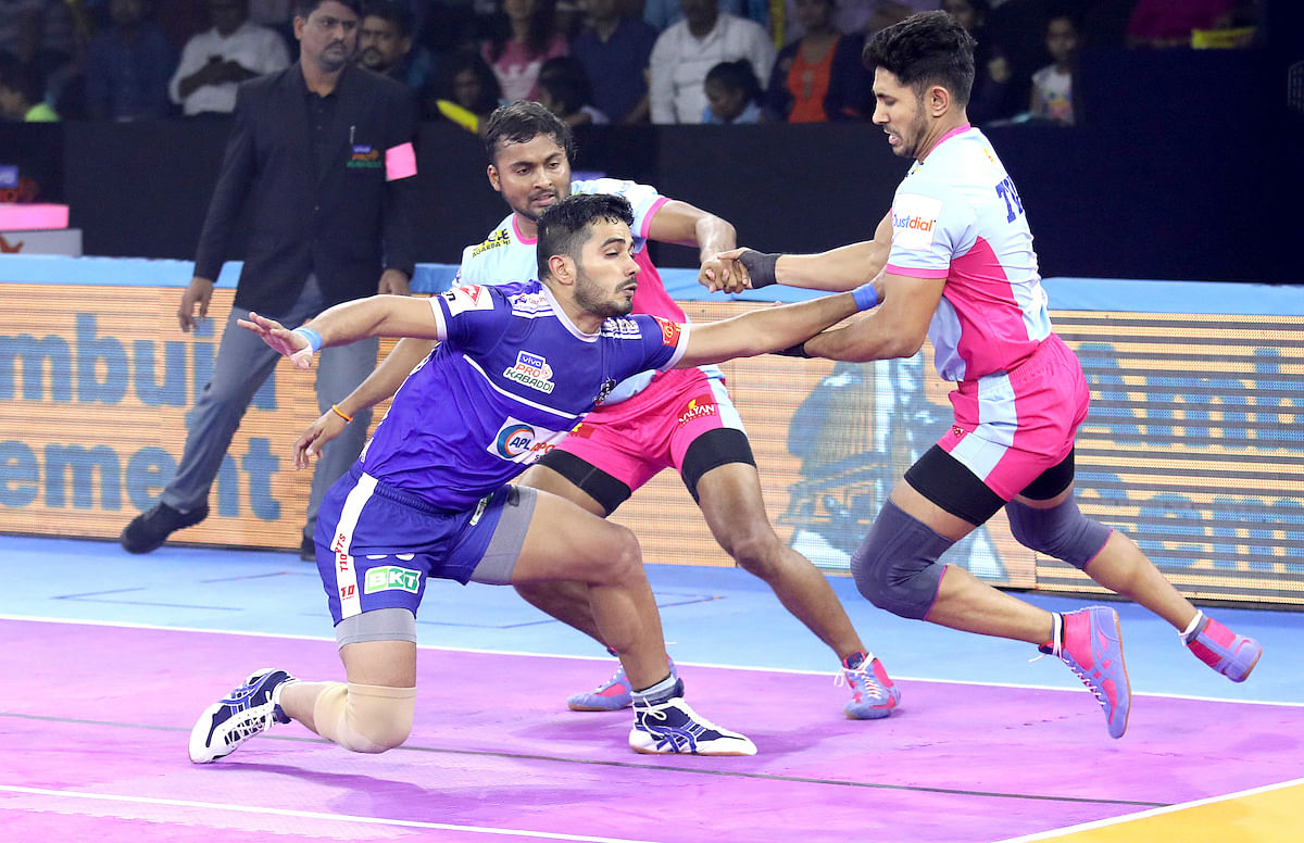 Jaipur Pink Panthers held the in-form Haryana Steelers to a 32-all draw in their Pro-Kabaddi League fixture.