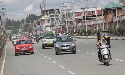 Srinagar: Vehicles ply on a Srinagar road on Aug 16, 2019. Jammu and Kashmir Chief Secretary B.V.R. Subrahmanyam announced on Friday restrictions in Jammu and Kashmir placed after the axing of Article 370 will be lifted in a phased manner from Friday night. (Photo: IANS)