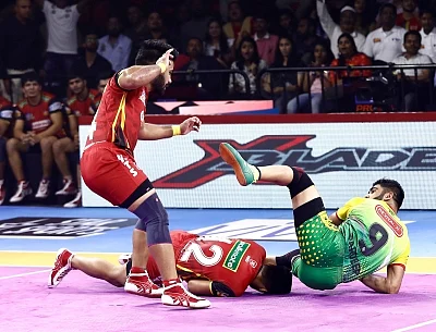 Bengaluru: Players in action during Pro Kabaddi Season 7 match between Bengaluru Bulls and Patna Pirates at Kanteerava Stadium in Bengaluru on Sep 4, 2019. (Photo: IANS)