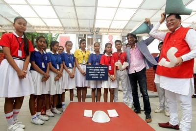 New Delhi: Actor and Stand-up comedian Raju Srivastav in the presence of school children demonstrates on the use of Toilets and Sanitation facilities as part of ÃƒÂ¢Ã‚Â€Ã‚Â‹Prime Minister Narendra Modi