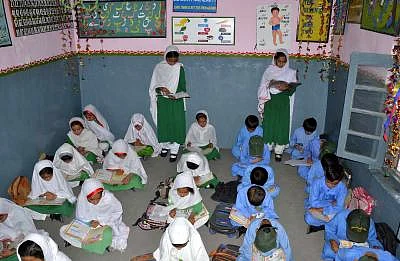 (150908) -- QUETTA, Sept. 8, 2015 (Xinhua) -- Pakistani students attend a class at a school on the occasion of the International Literacy Day in southwest Pakistan