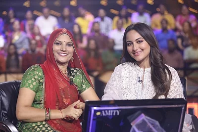 Actress Sonakshi Sinha with Rajasthani artisan Ruma Devi and Kaun Banega Crorepati host Amitabh Bachchan on the sets of the show.