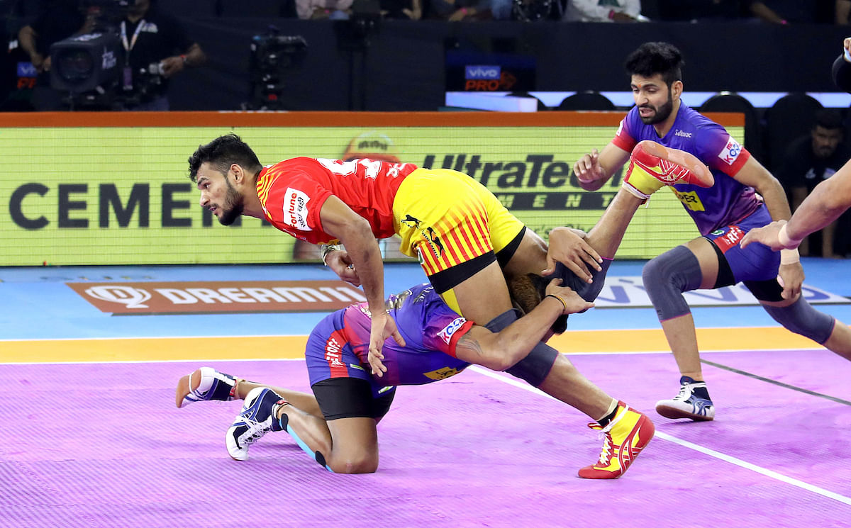 Naveen Kumar once again starred for Dabang Delhi KC as they beat Gujarat Fortunegiants 34-30 in Pro Kabaddi League.