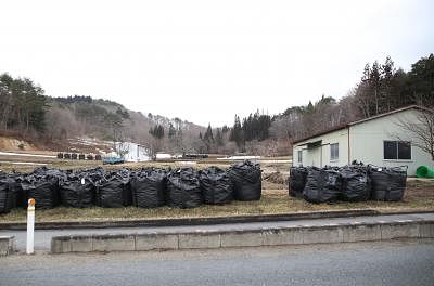 TOKYO, June 14, 2015 (Xinhua) -- In this file photo taken on March 7, 2015, black bags containing buildup of contaminated wastes are seen in the town of Iitate, Fukushima Prefecture, Japan. Reconstruction of the regions in northeastern Japan, which were struck four years ago by a devastating earthquake and ensuing tsunami, remains slow.  (Xinhua/Liu Tian/IANS) (zw)
