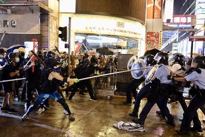 HONG KONG, Aug. 25, 2019 (Xinhua) -- Radical protesters attack police officers in Tsuen Wan, in the western New Territories of south China
