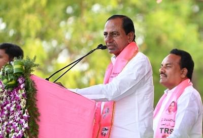 Telangana parties flays KCR's 'image' on temple pillars