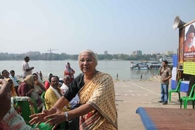 Kolkata: Social activist Medha Patkar addresses during a programme on the banks of Hooghly river near Nimtala crematorium, in Kolkata, on Nov 16, 2018. (Photo: IANS)