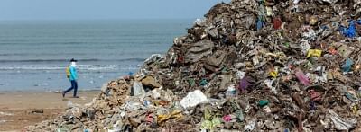 A heap of garbage, primarily plastic waste, lines a beach in Mumbai in Maharashtra, one of the states where a plastic ban has recently been introduced. (Photo Credit: Kartik Chandramouli/Mongabay)