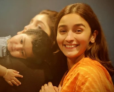 Alia Bhatt happily struck a pose with "Sun raha hai na tu" hitmaker Ankit Tiwari