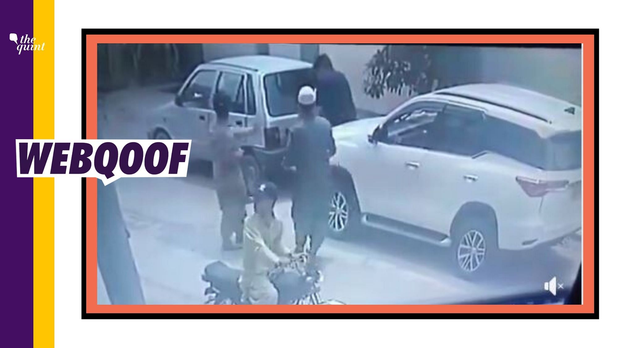 A video of robbery in Pakistan’s Karachi is being shared as an incident from Ghatkopar in Mumbai.&nbsp;